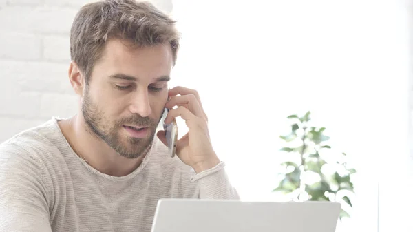 Uomo Che Parla Telefono Con Cliente Ufficio — Foto Stock