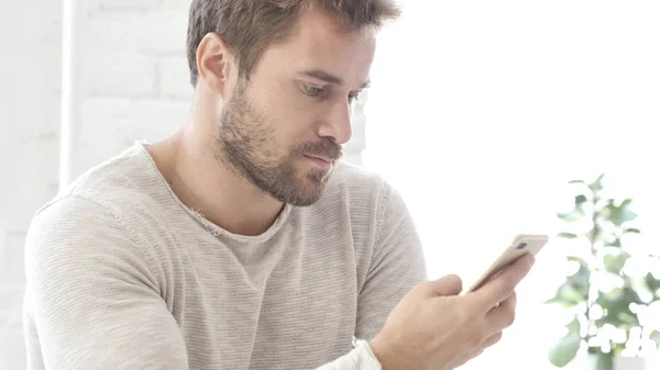 Man Using Smartphone Online Financial Trading — Stock Photo, Image