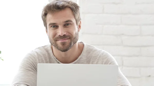 Sorrindo Homem Olhando Para Câmera Trabalho — Fotografia de Stock