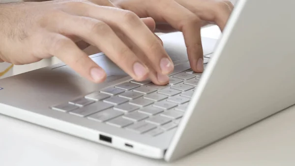 Fechar Mãos Digitando Laptop Escritório — Fotografia de Stock