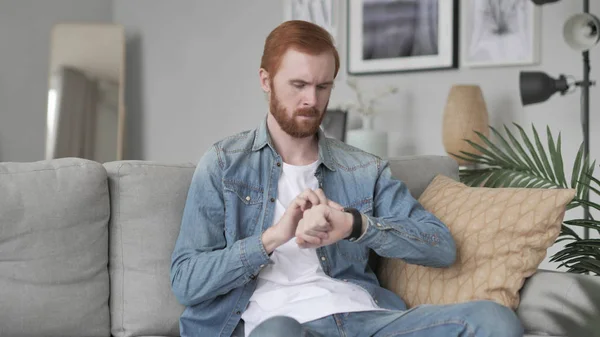 Barbe Homme Utilisant Smartwatch — Photo