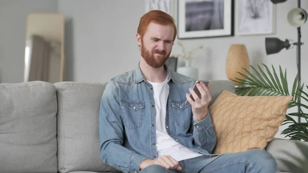 Homme Énervé Réagissant Perte Sur Smartphone — Photo