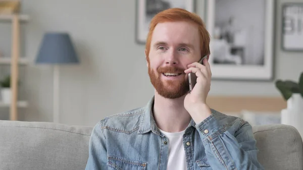 Homme Barbe Créatif Parlant Téléphone Discutant Travail — Photo