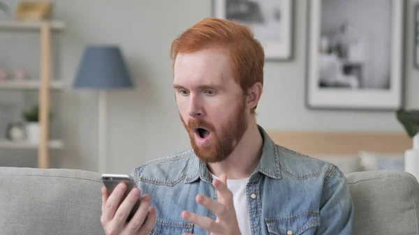 Shocked Creative Beard Man Using Smartphone — Stock Photo, Image