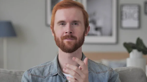 Clapping Man Looking Camera Sitting Sofa Applauding — Stock Photo, Image