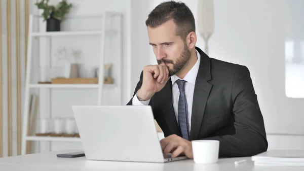 Töprengő Üzletember Gondolkodás Működő Laptop — Stock Fotó