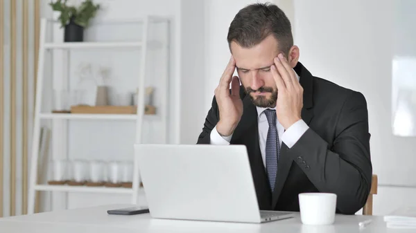 Huvudvärk Stressad Affärsman Som Arbetar Bärbar Dator — Stockfoto