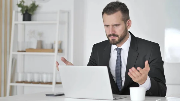 Empresário Chocado Trabalhando Laptop Surpreso — Fotografia de Stock