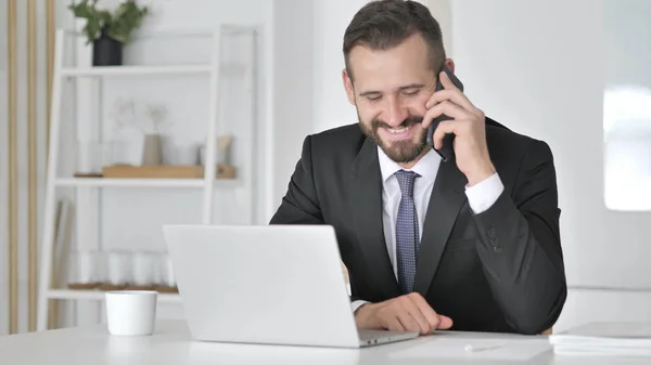 Empresário Conversando Por Telefone Negociando Com Cliente — Fotografia de Stock