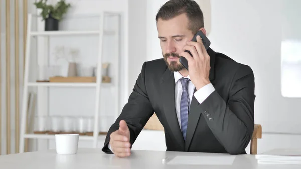 Homem Falando Telefone Com Cliente Negociação — Fotografia de Stock