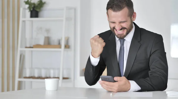 Homem Comemorando Sucesso Usar Smartphone — Fotografia de Stock