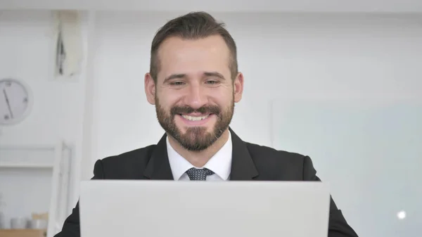 仕事でオンライン ビデオ チャット中に話しているビジネスマン — ストック写真