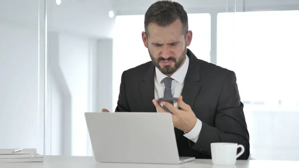 Angry Businessman Strigând Telefon Pierderi Financiare — Fotografie, imagine de stoc