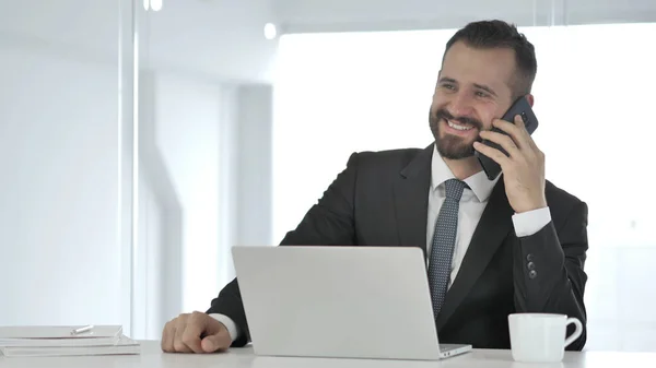 Empresario Hablando Por Teléfono —  Fotos de Stock