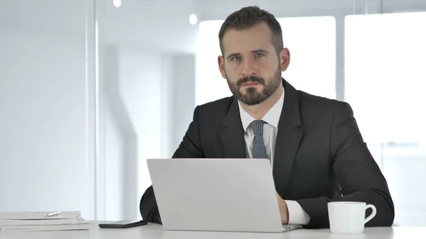 Retrato Empresário Sério Olhando Para Câmera — Fotografia de Stock