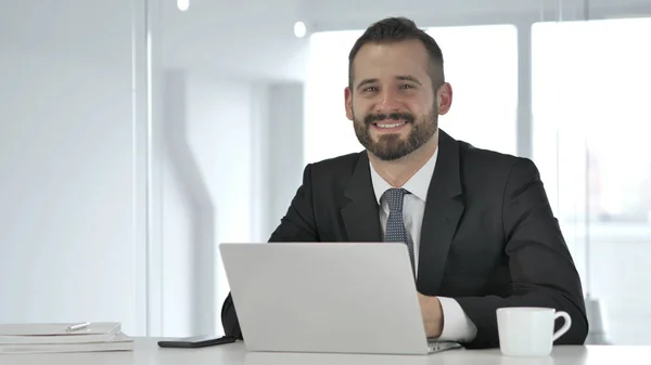 Positieve Zakenman Aanbod Accepteren Door Het Hoofd Schudden — Stockfoto