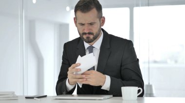 Kızgın işadamı kağıdınız sözleşme hayal kırıklığı içinde