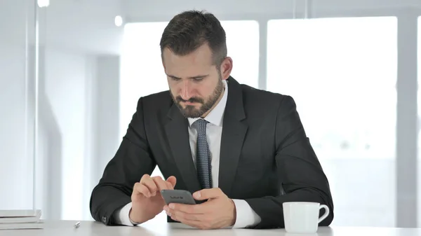 Empresario Usando Teléfono Para Leer Email —  Fotos de Stock