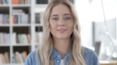 Ofis gülümseyen genç kadın tarafından öpücük uçan