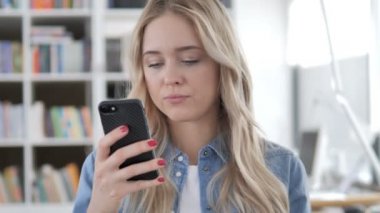 Genç Kadın Akıllı Telefonla Kayıp 'a Tepki Veriyor