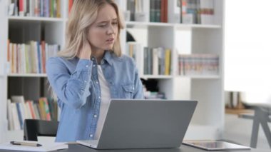 Yorgun genç kadın boyun ağrısı laptop üzerinde çalışma