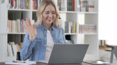 Genç kadın tarafından online görüntülü sohbet, Iş tartışmak