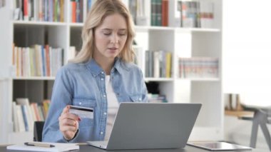 Genç kadın, Iflas online ödeme arızası reaksiyonu