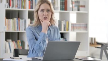 Laptop üzerinde çalışan genç kadın düşünme