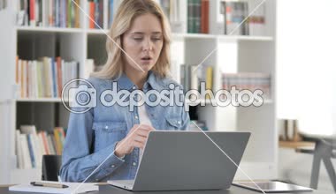 Öksürük, hasta genç kadın öksürük içinde Iş