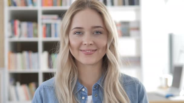 Jeune femme souriante au bureau — Video