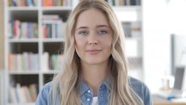 Thumbs Down by Young Woman in Office — Stock Video