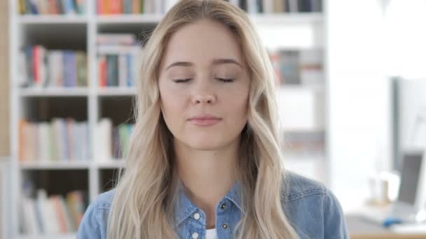 Mulher jovem Gesturing Não por Shaking Head — Vídeo de Stock