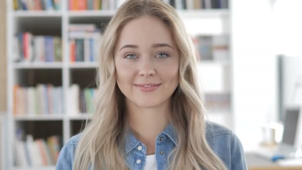 Inviting Gesture by Young Woman, Portrait — Stock Video