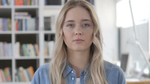 Genç kadın Iş kaybı, mali başarısızlık tarafından üzgün — Stok video