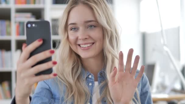 Chat de vídeo on-line no telefone por mulher jovem — Vídeo de Stock