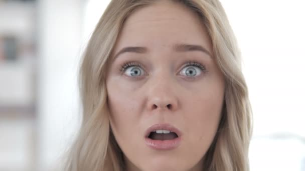 Närbild av undrar kvinna ansikte, chock — Stockvideo