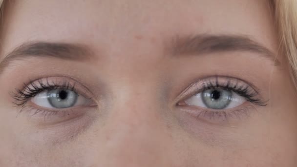 Olhos cintilantes de mulher jovem — Vídeo de Stock