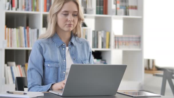 Молодая женщина работает на ноутбуке — стоковое видео