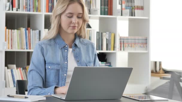 Gyönyörű fiatal nő dolgozik laptop — Stock videók