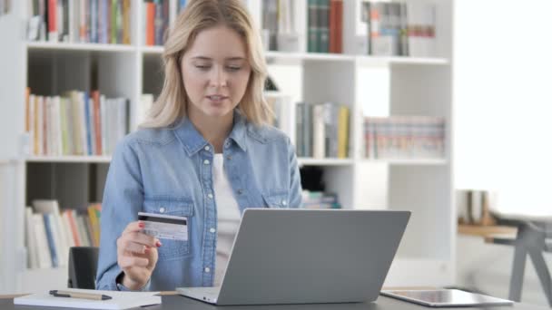 Онлайн-оплата с помощью кредитной карты, онлайн-банкинг — стоковое видео