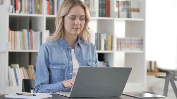 Молодая женщина работает на ноутбуке — стоковое видео