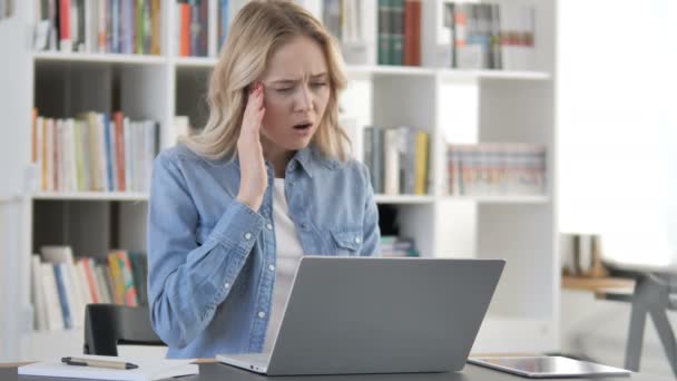 Huvudvärk, ung kvinna med huvud smärta arbeta på laptop — Stockvideo