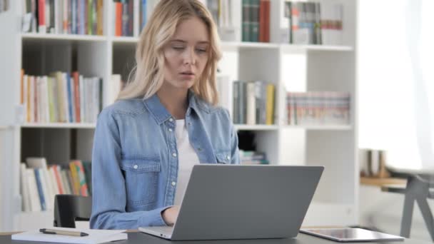 Jovem mulher deixando o escritório — Vídeo de Stock