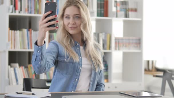 Mujer joven tomando selfie con Smartphone, Fotografía — Vídeo de stock