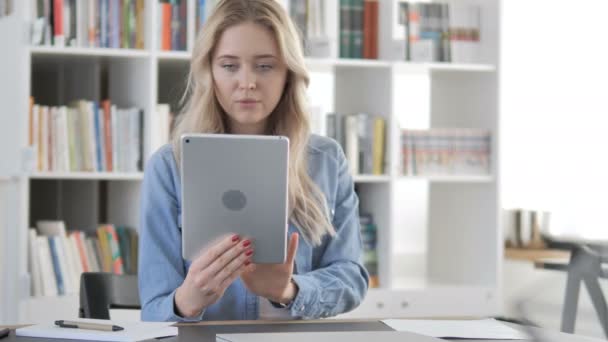 Mujer joven celebrando el éxito del proyecto en la tableta — Vídeo de stock