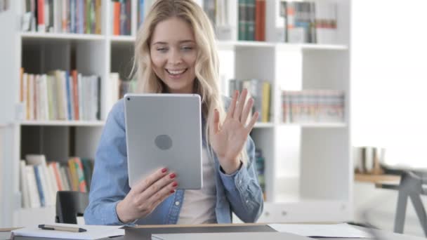 Jonge vrouw praten op de telefoon en werken op laptop — Stockvideo