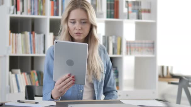 Perda Online no Tablet para Jovem Mulher — Vídeo de Stock