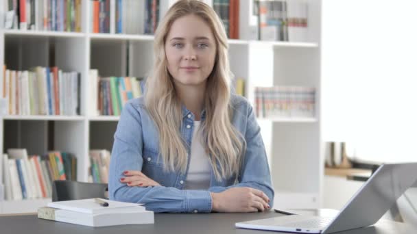 Lächelnde junge Frau blickt im Büro in die Kamera — Stockvideo