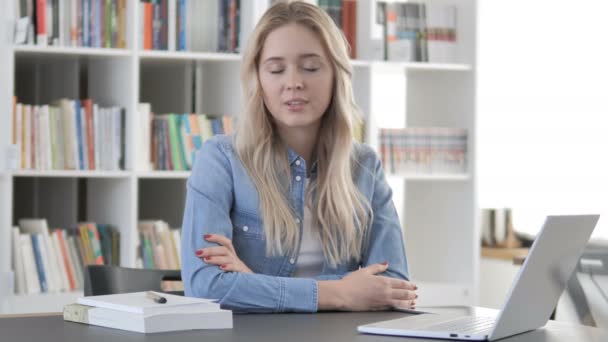 Nee, jonge vrouw schudden hoofd te verwerpen plan — Stockvideo