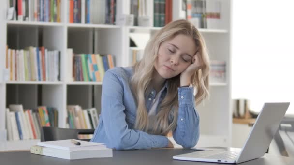 Stanco Giovane donna che dorme sul lavoro, Carico di lavoro — Video Stock